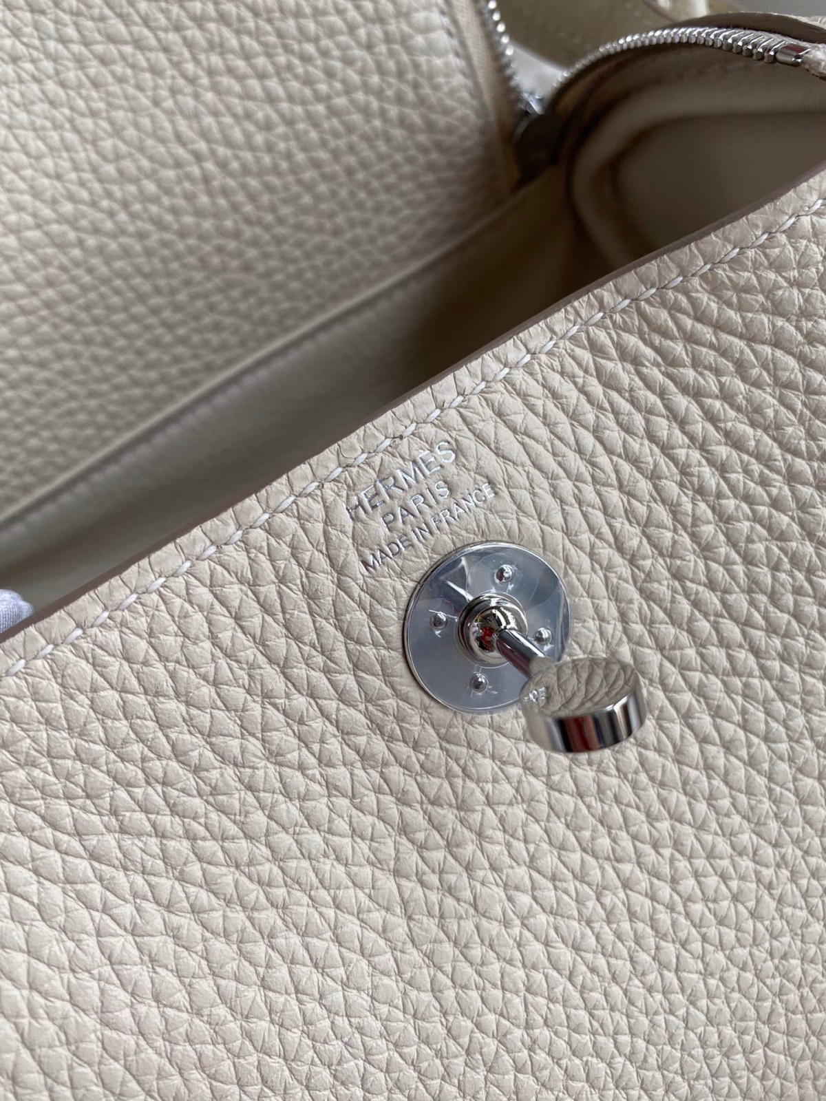 Hermes Mini Lindy Handmade Bag In Craie Clemence Leather - Image 4