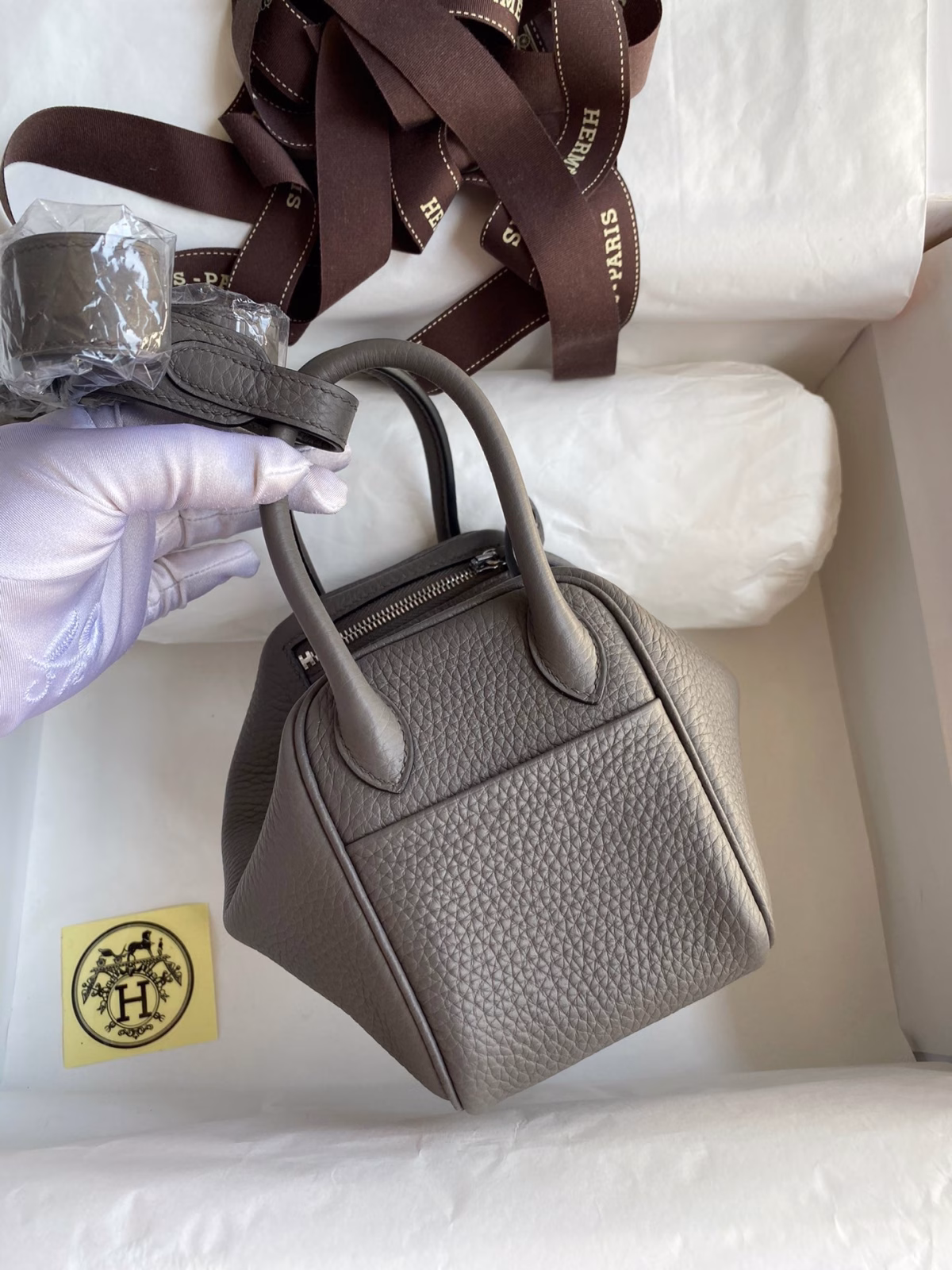Hermes Mini Lindy Handmade Bag In Etain Clemence Leather - Image 6