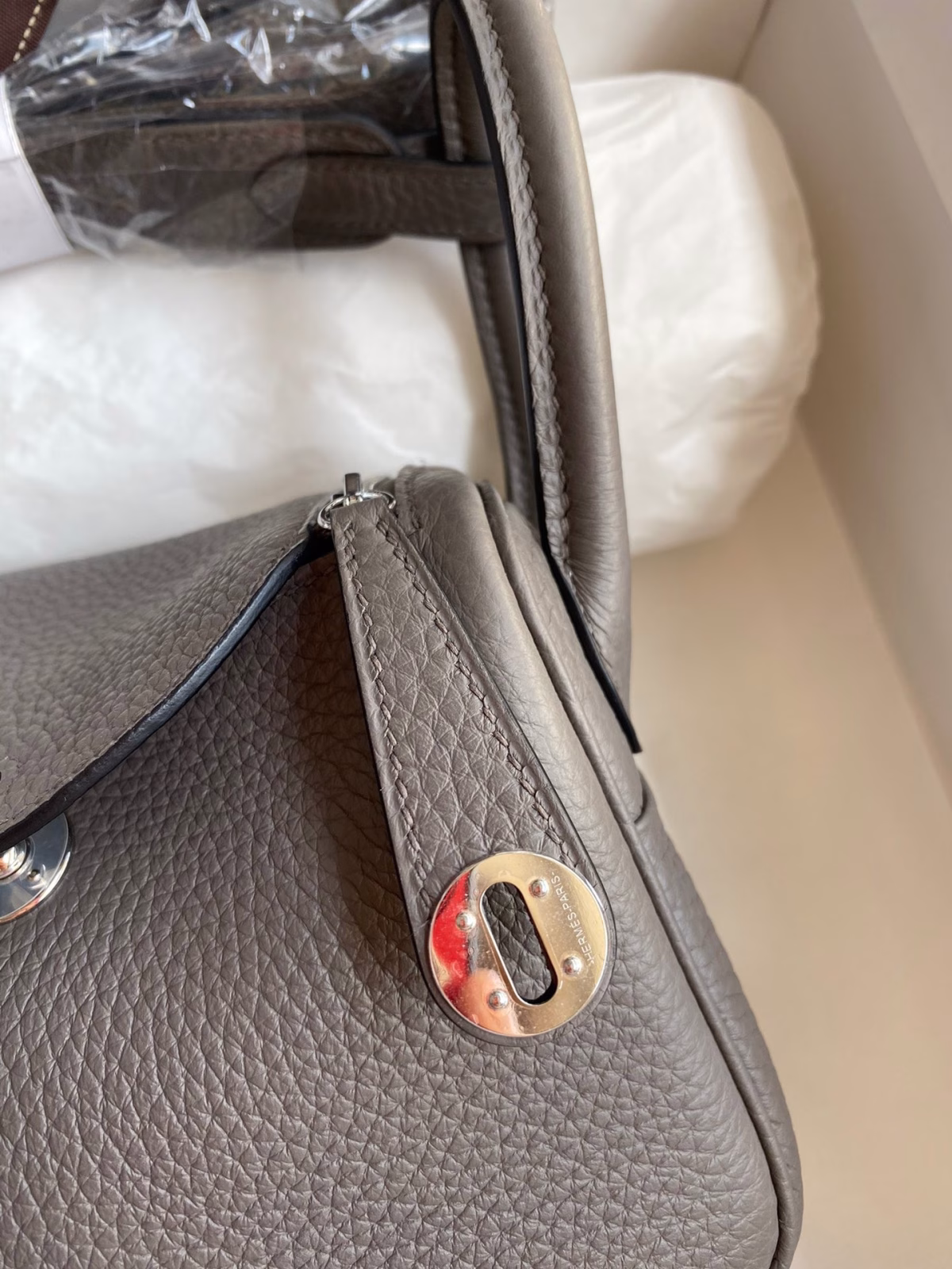 Hermes Mini Lindy Handmade Bag In Etain Clemence Leather - Image 7
