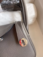 Hermes Mini Lindy Handmade Bag In Etain Clemence Leather - Image 7