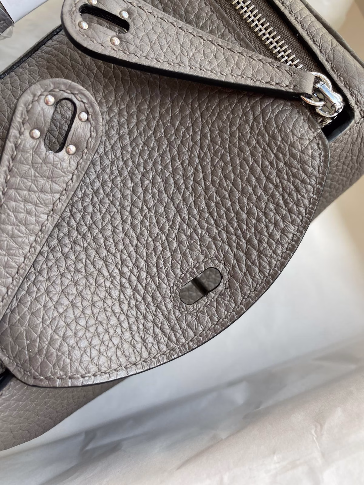 Hermes Mini Lindy Handmade Bag In Etain Clemence Leather - Image 9