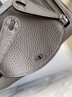 Hermes Mini Lindy Handmade Bag In Etain Clemence Leather - Image 9