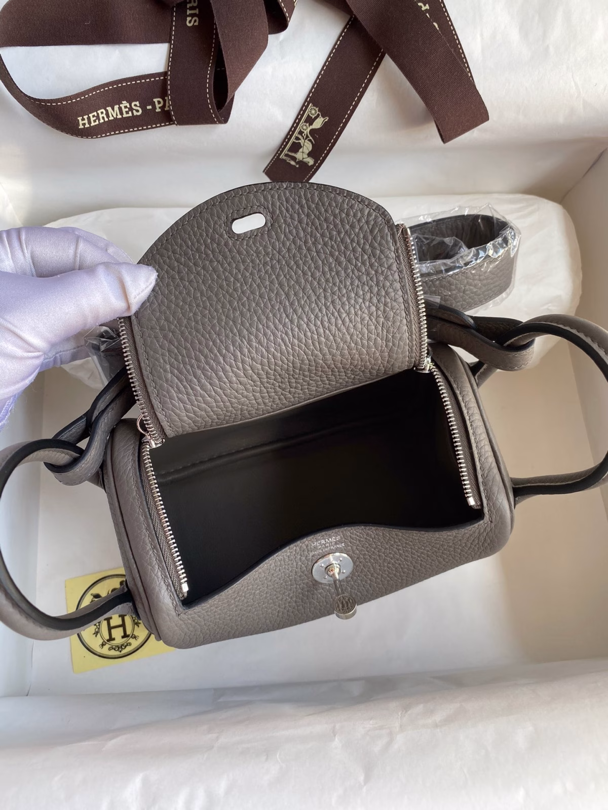 Hermes Mini Lindy Handmade Bag In Etain Clemence Leather - Image 2