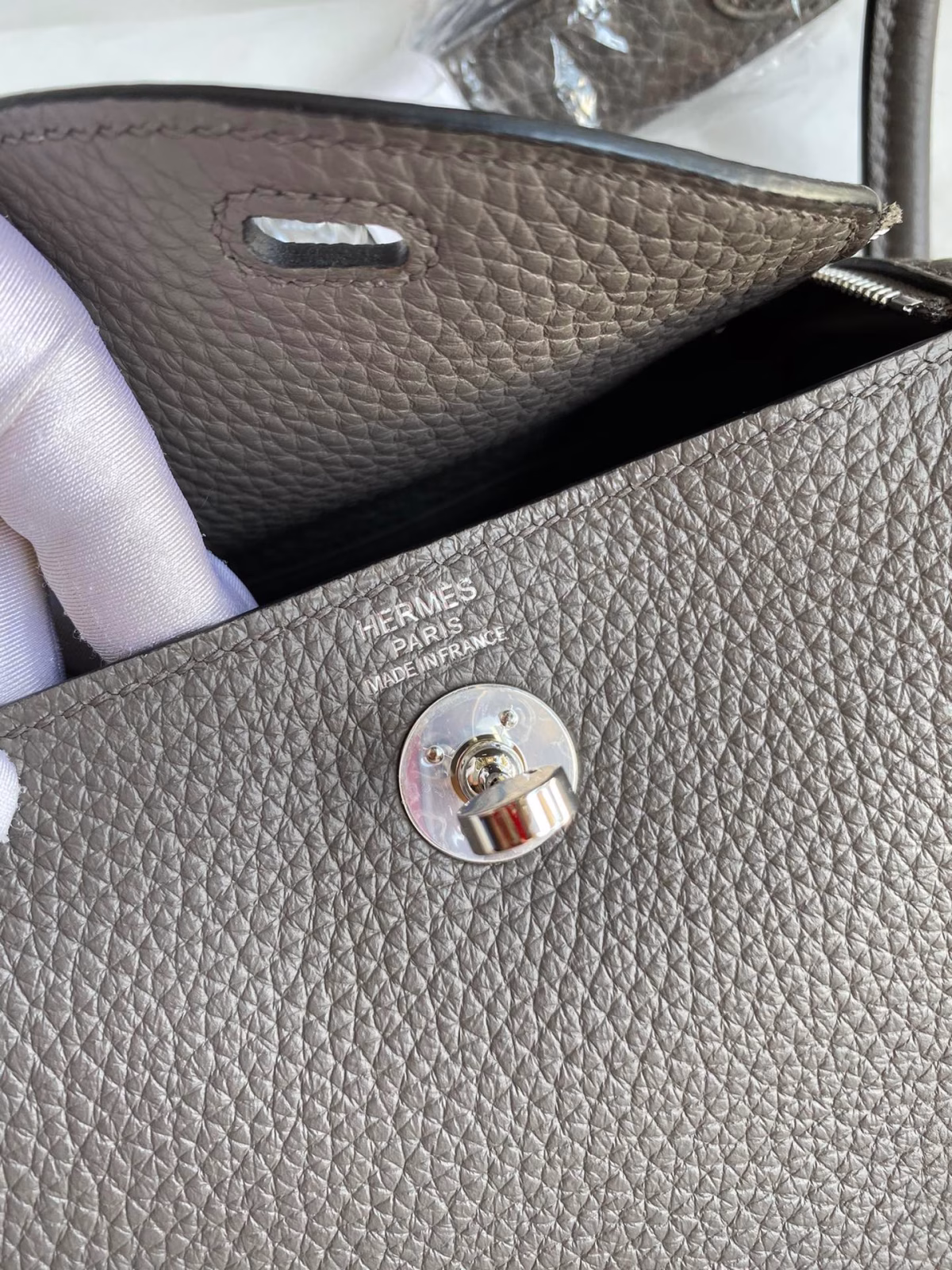 Hermes Mini Lindy Handmade Bag In Etain Clemence Leather - Image 3