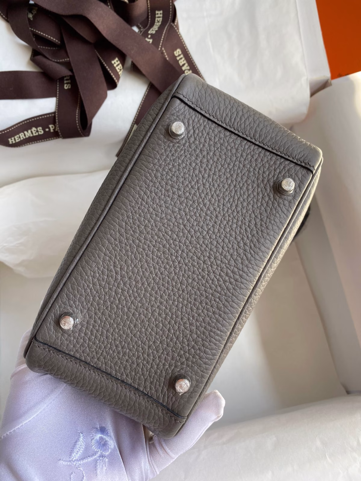 Hermes Mini Lindy Handmade Bag In Etain Clemence Leather - Image 5