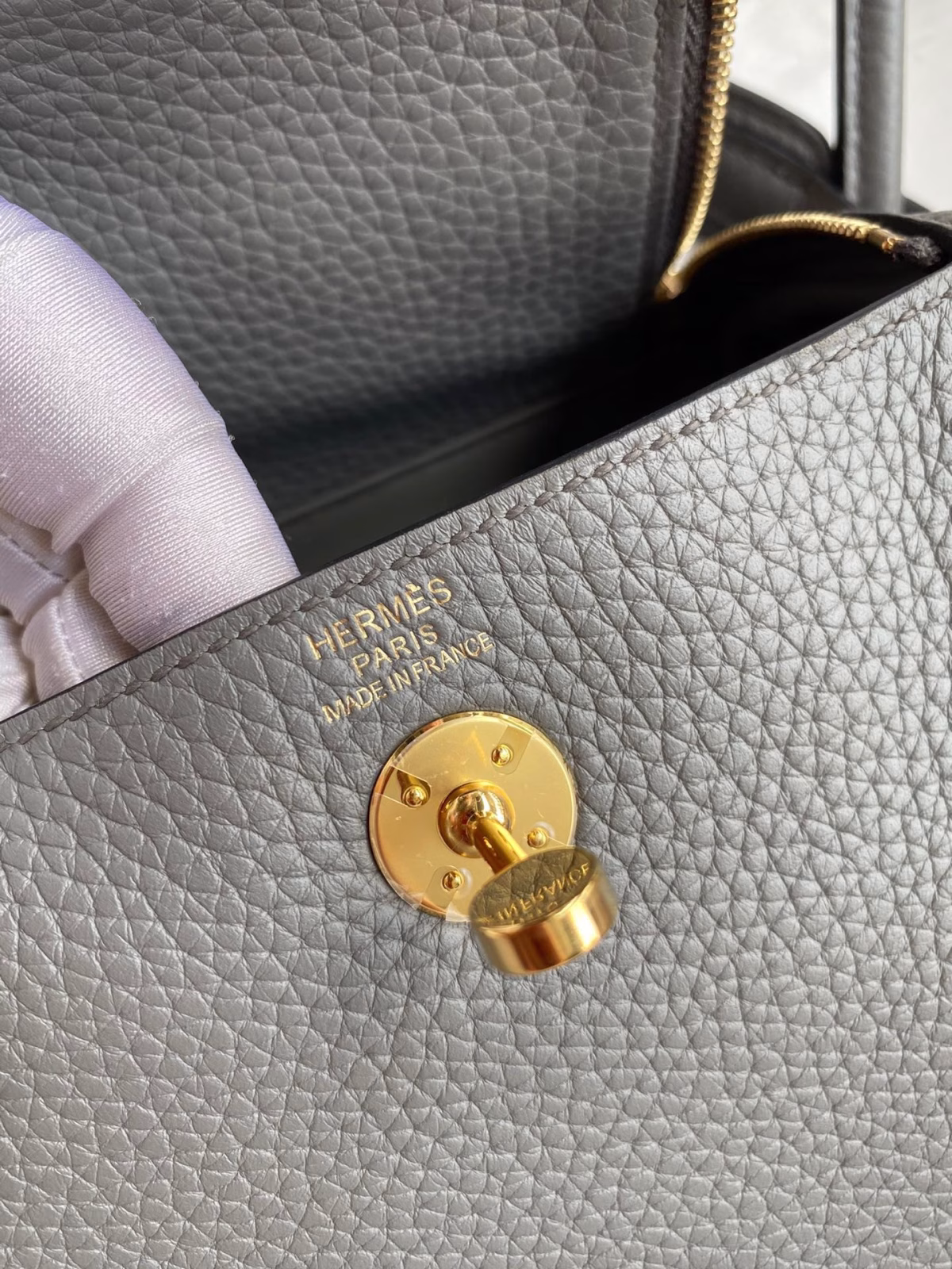 Hermes Mini Lindy Handmade Bag In Gris Meyer Clemence Leather - Image 5