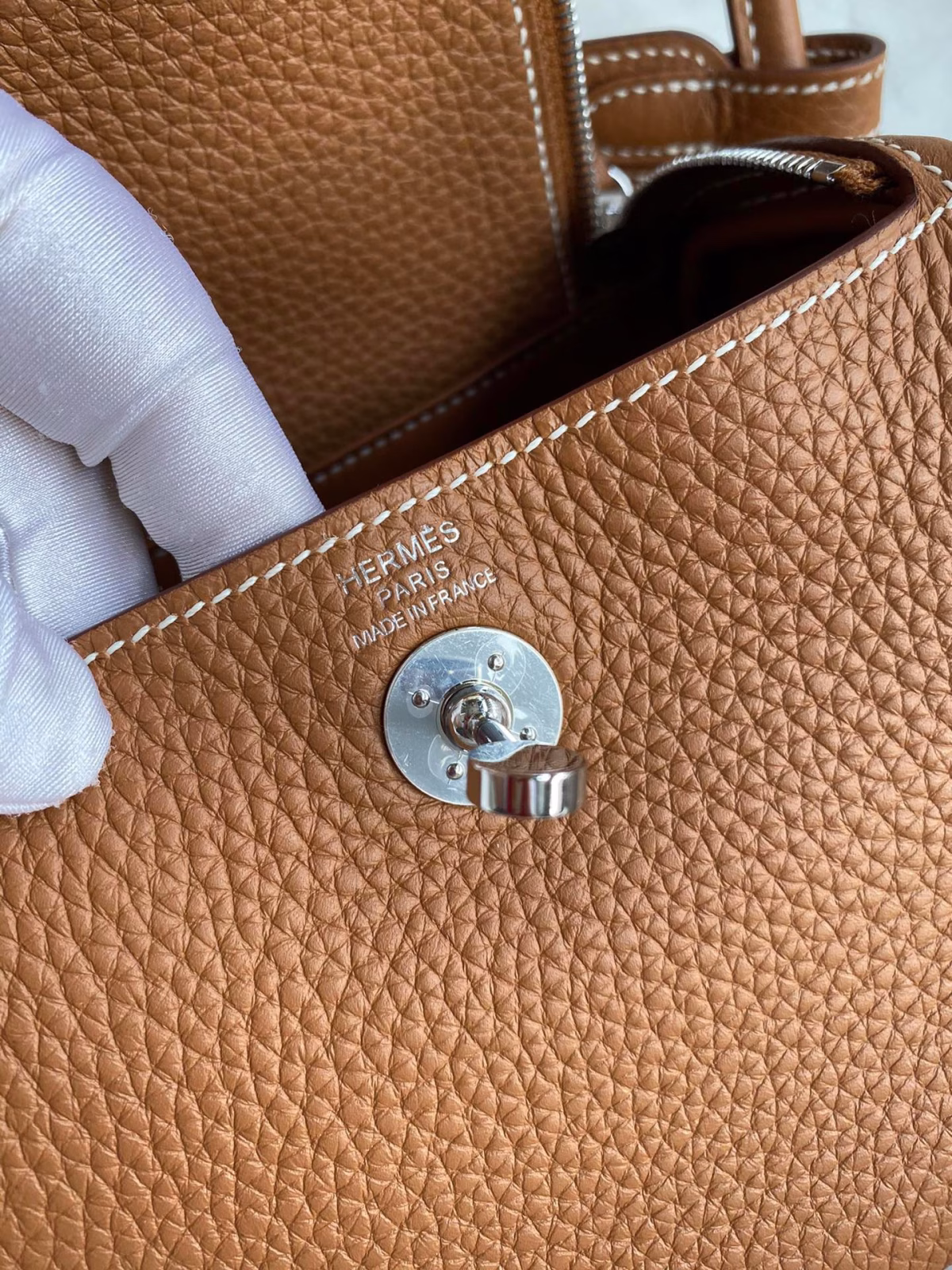 Hermes Mini Lindy Handmade Bag In Gold Clemence Leather - Image 4