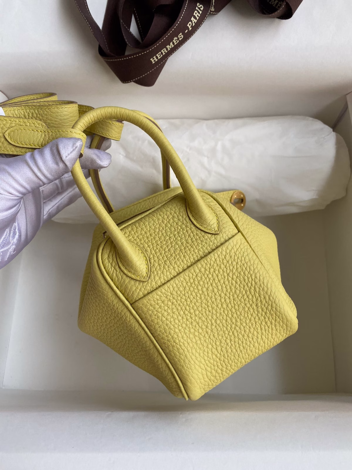Hermes Mini Lindy Handmade Bag In Jaune Poussin Clemence Leather - Image 6