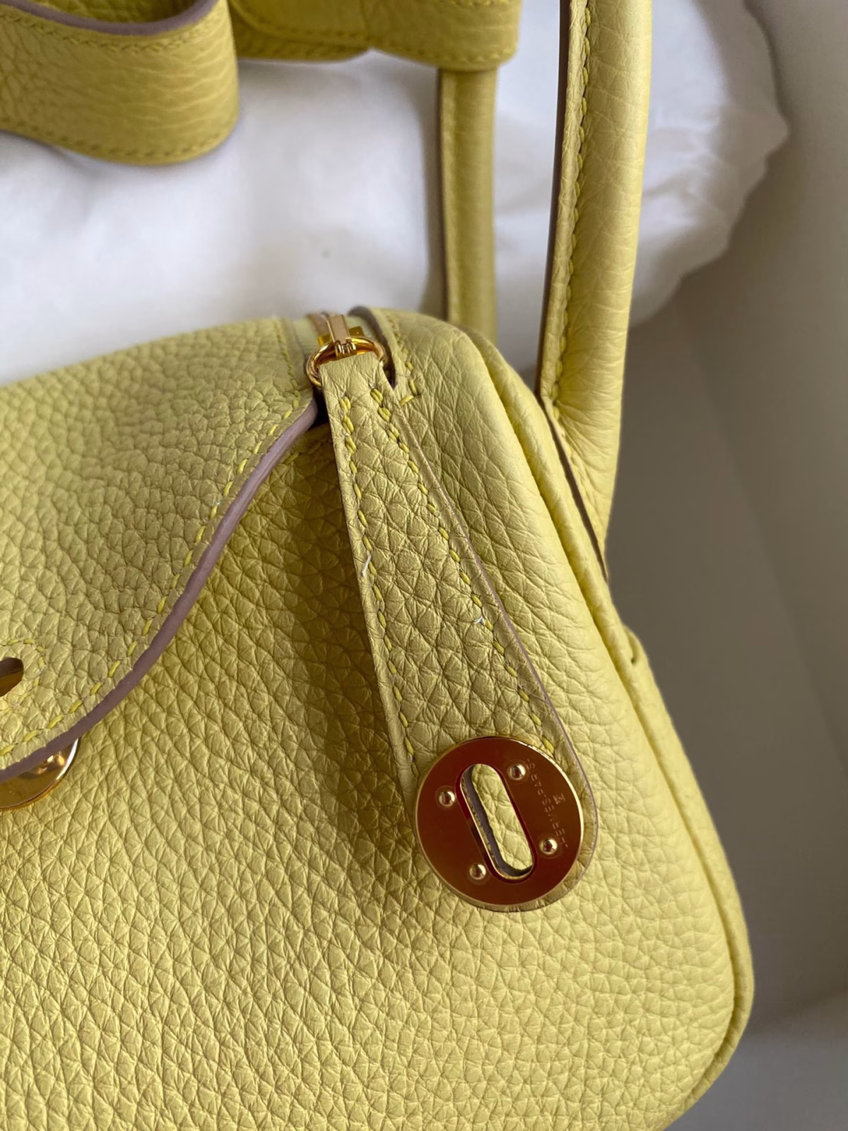 Hermes Mini Lindy Handmade Bag In Jaune Poussin Clemence Leather - Image 7