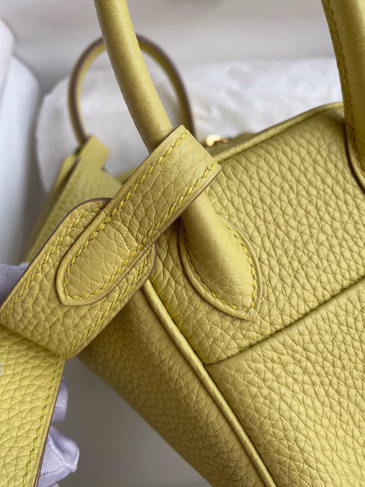 Hermes Mini Lindy Handmade Bag In Jaune Poussin Clemence Leather - Image 8