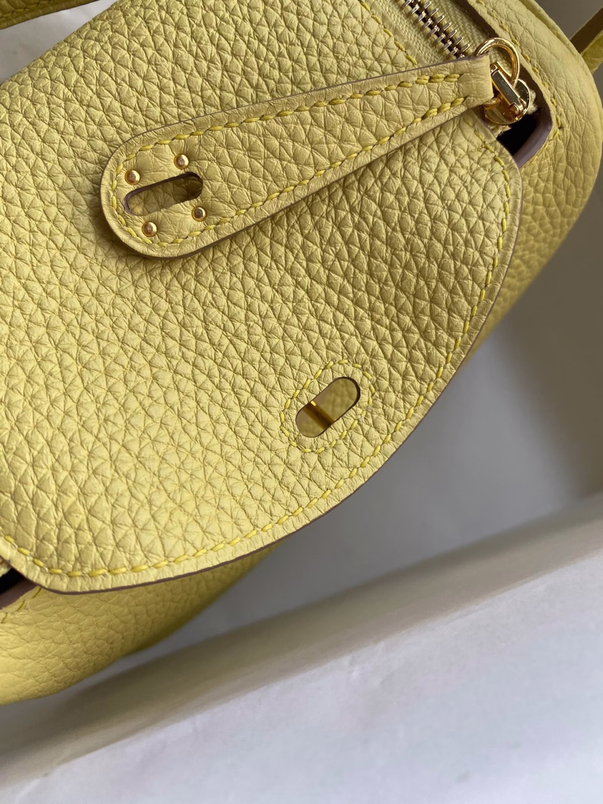 Hermes Mini Lindy Handmade Bag In Jaune Poussin Clemence Leather - Image 9