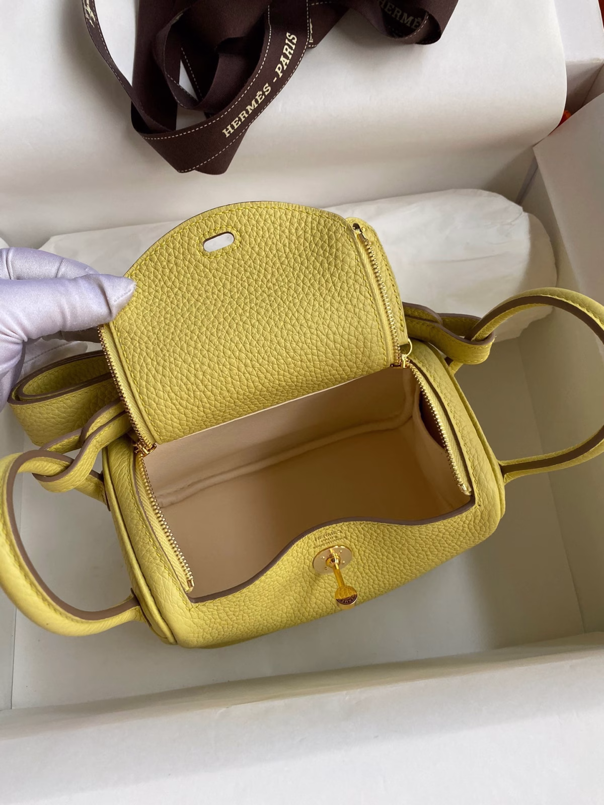 Hermes Mini Lindy Handmade Bag In Jaune Poussin Clemence Leather - Image 2