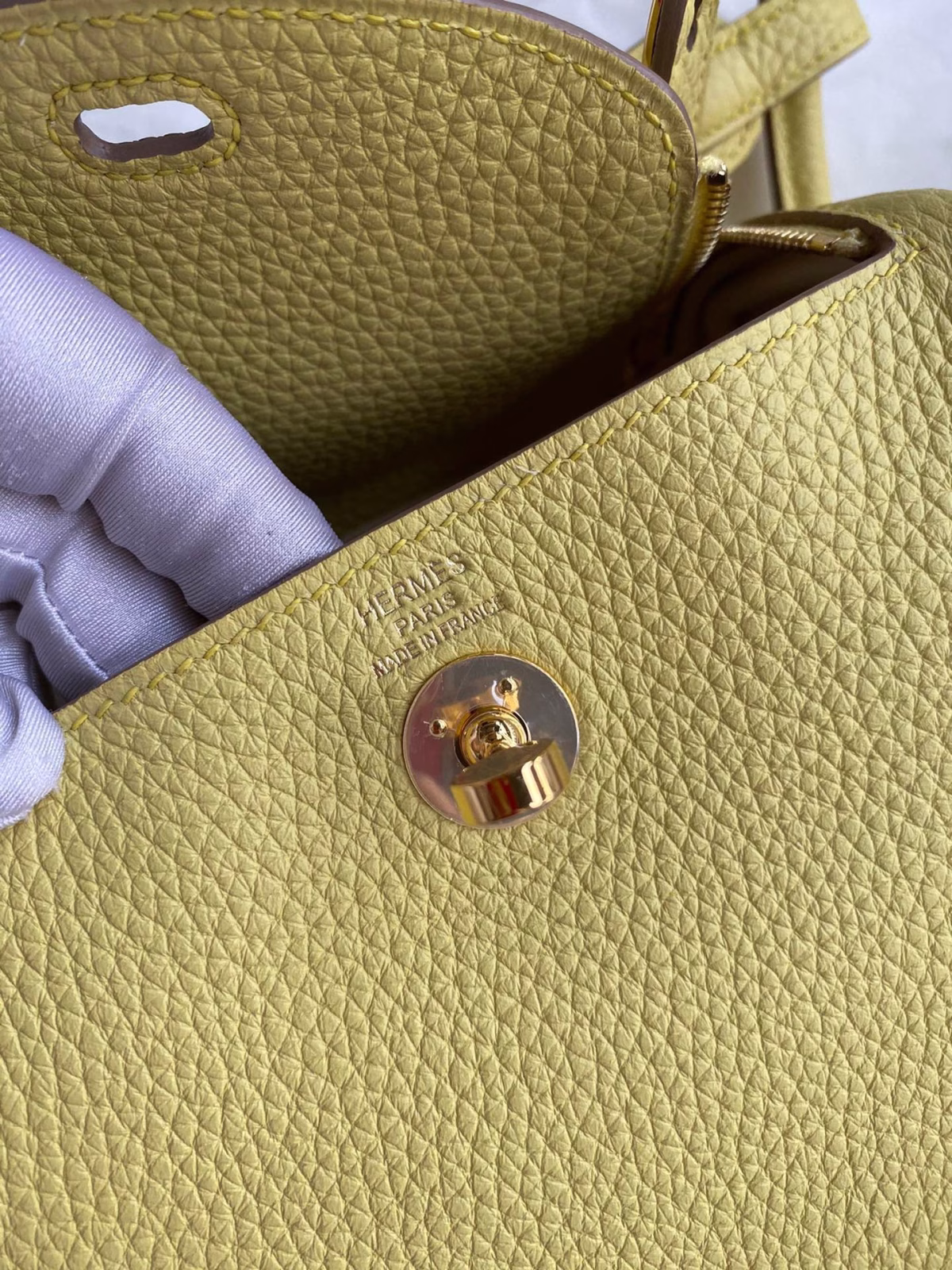 Hermes Mini Lindy Handmade Bag In Jaune Poussin Clemence Leather - Image 3