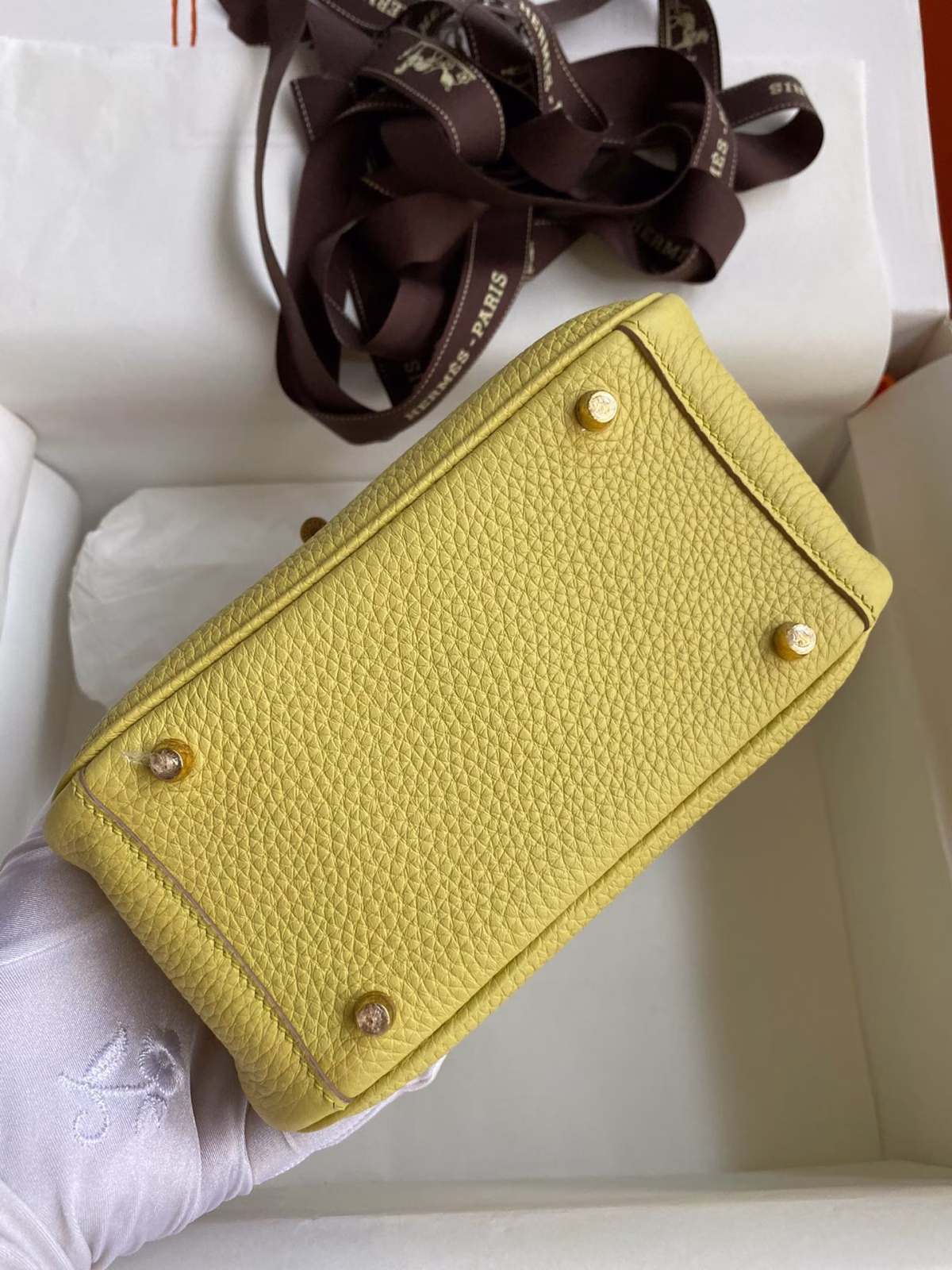Hermes Mini Lindy Handmade Bag In Jaune Poussin Clemence Leather - Image 4