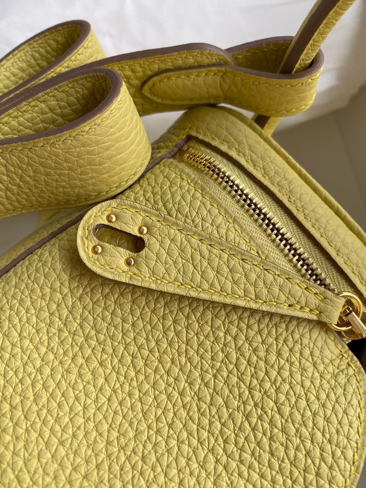 Hermes Mini Lindy Handmade Bag In Jaune Poussin Clemence Leather - Image 5