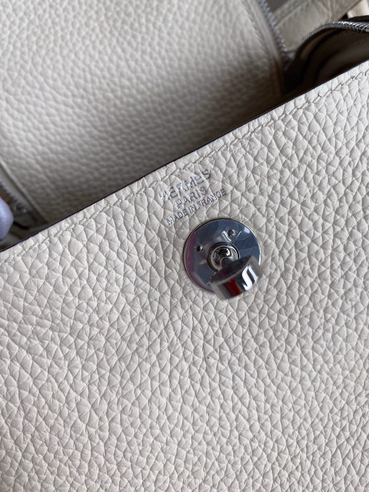 Hermes Mini Lindy Handmade Bag In Nata Clemence Leather - Image 4