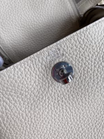 Hermes Mini Lindy Handmade Bag In Nata Clemence Leather - Image 4
