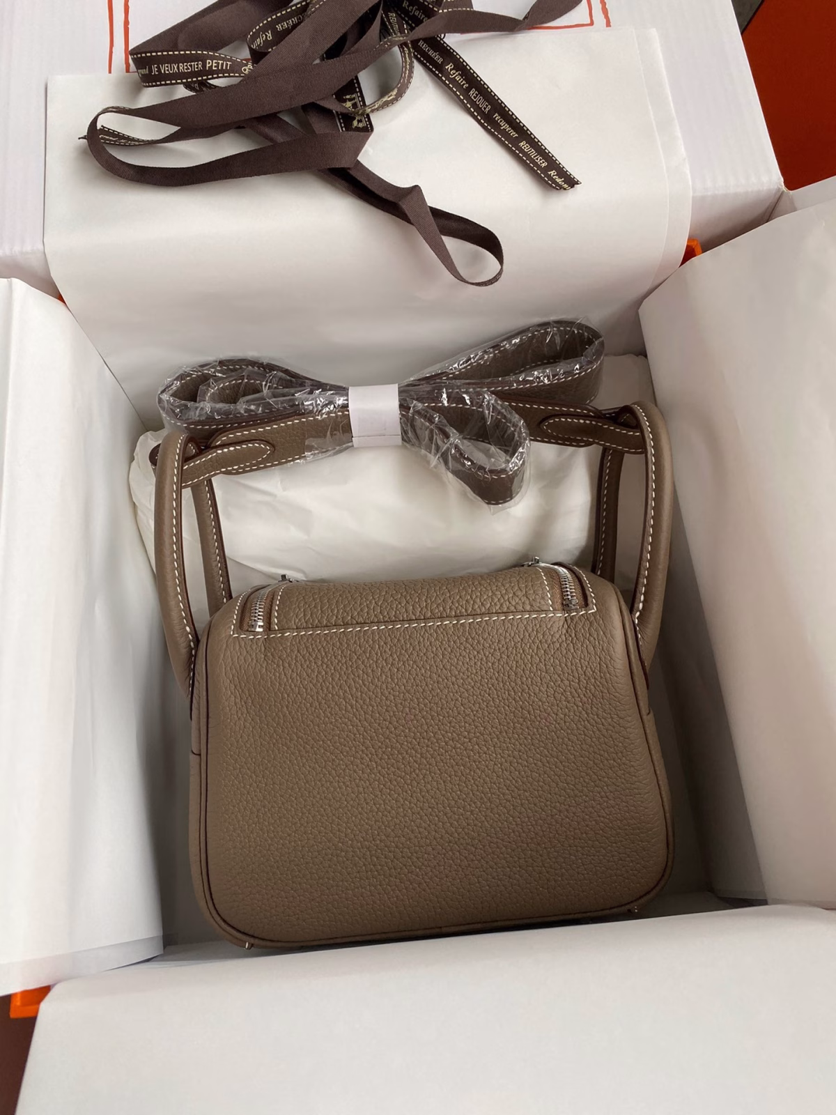 Hermes Mini Lindy Handmade Bag In Taupe Clemence Leather - Image 6