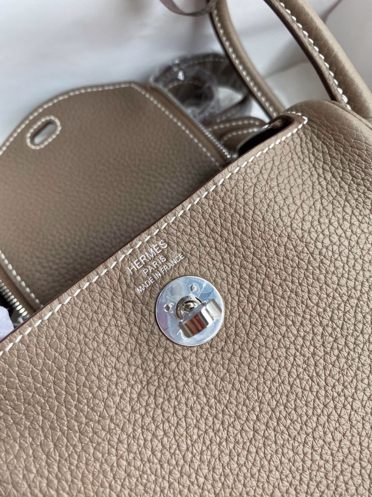 Hermes Mini Lindy Handmade Bag In Taupe Clemence Leather - Image 3