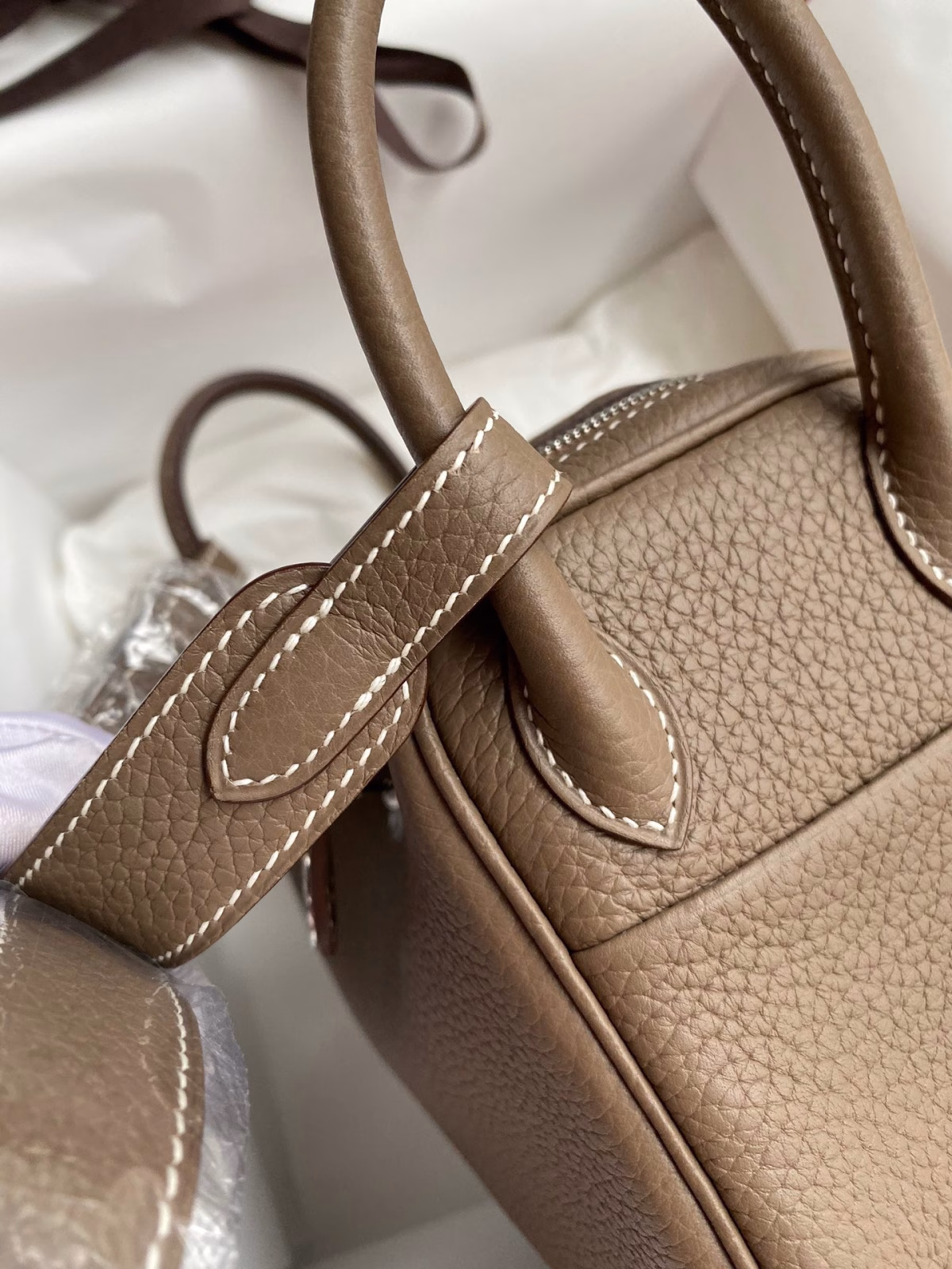 Hermes Mini Lindy Handmade Bag In Taupe Clemence Leather - Image 4