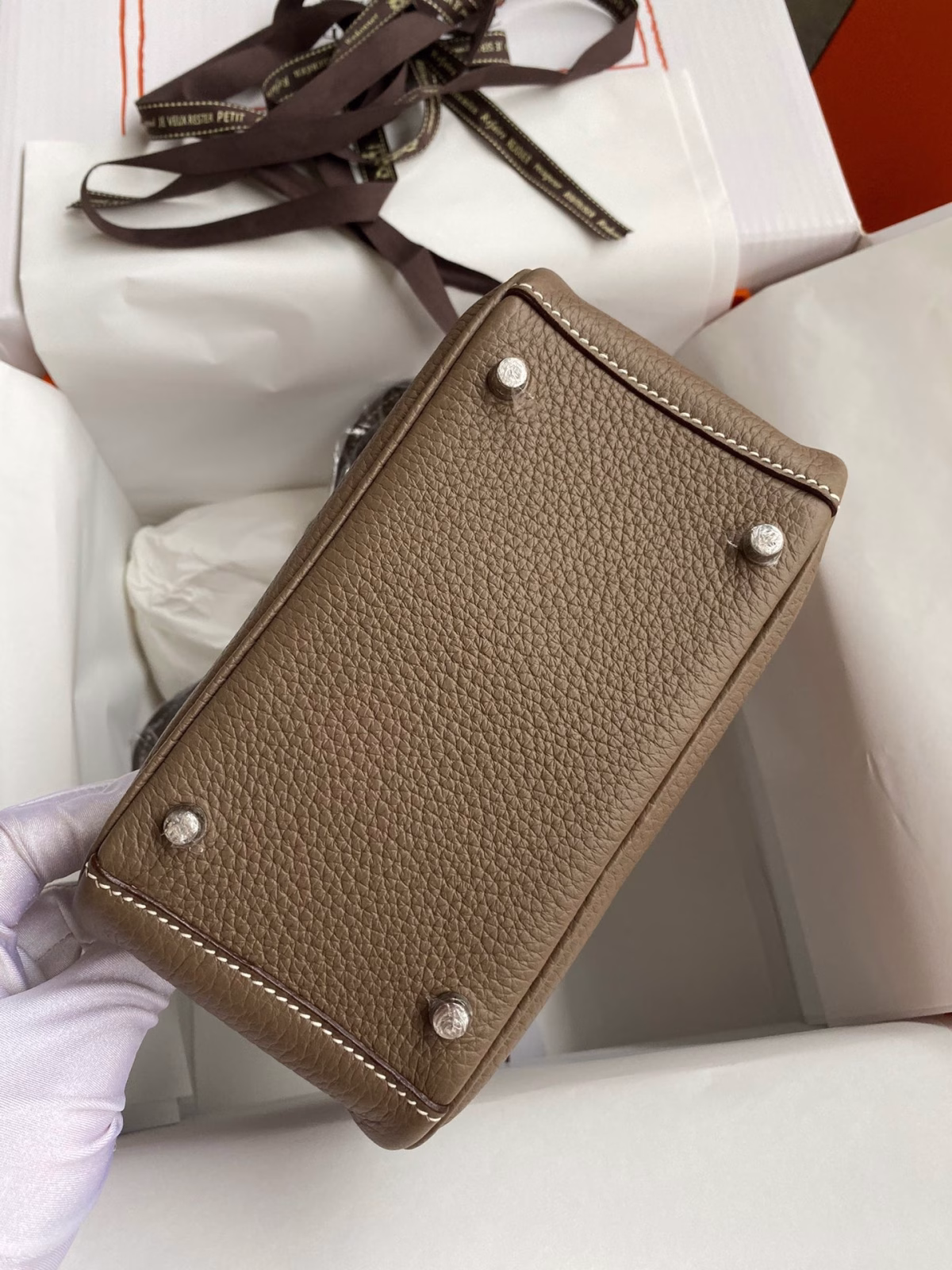 Hermes Mini Lindy Handmade Bag In Taupe Clemence Leather - Image 5