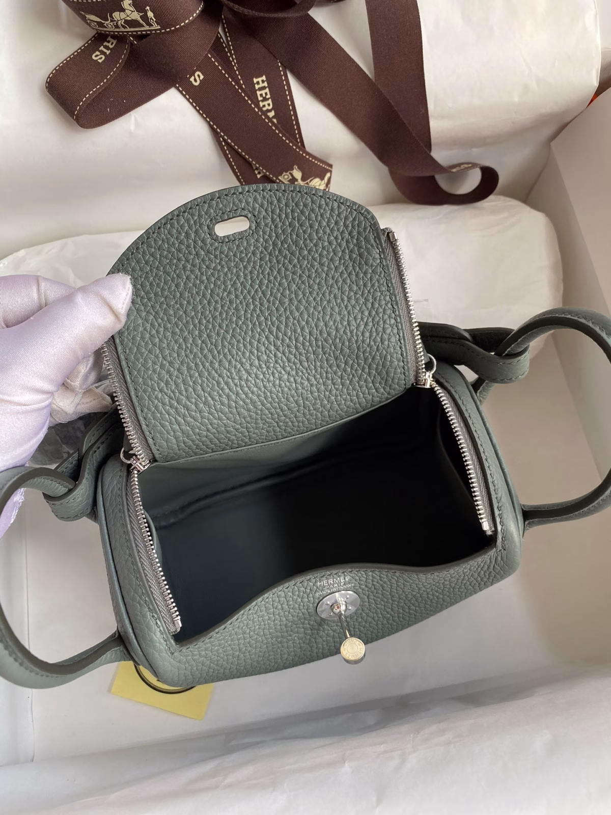 Hermes Mini Lindy Handmade Bag In Vert Amande Clemence Leather - Image 5