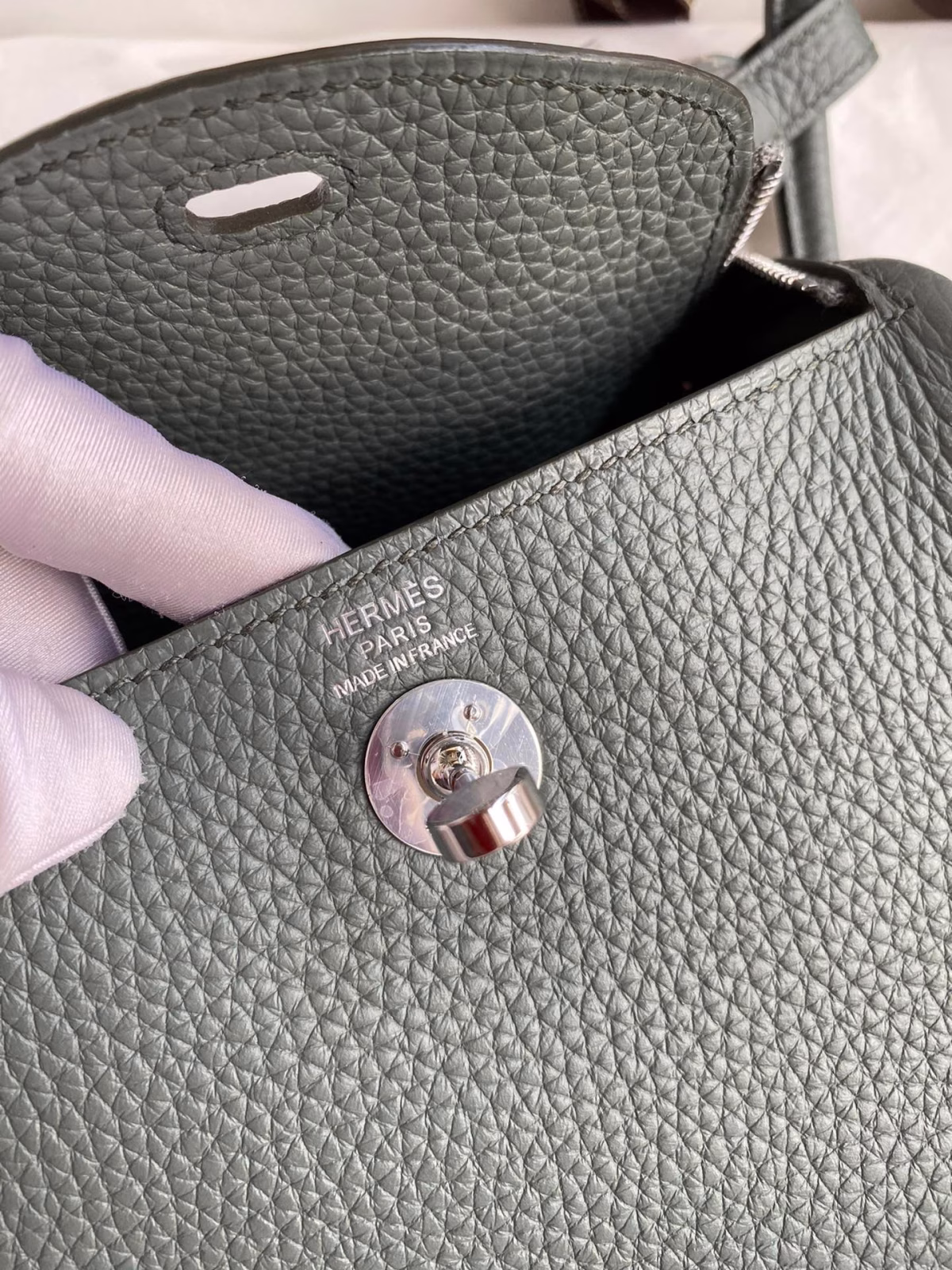 Hermes Mini Lindy Handmade Bag In Vert Amande Clemence Leather - Image 4