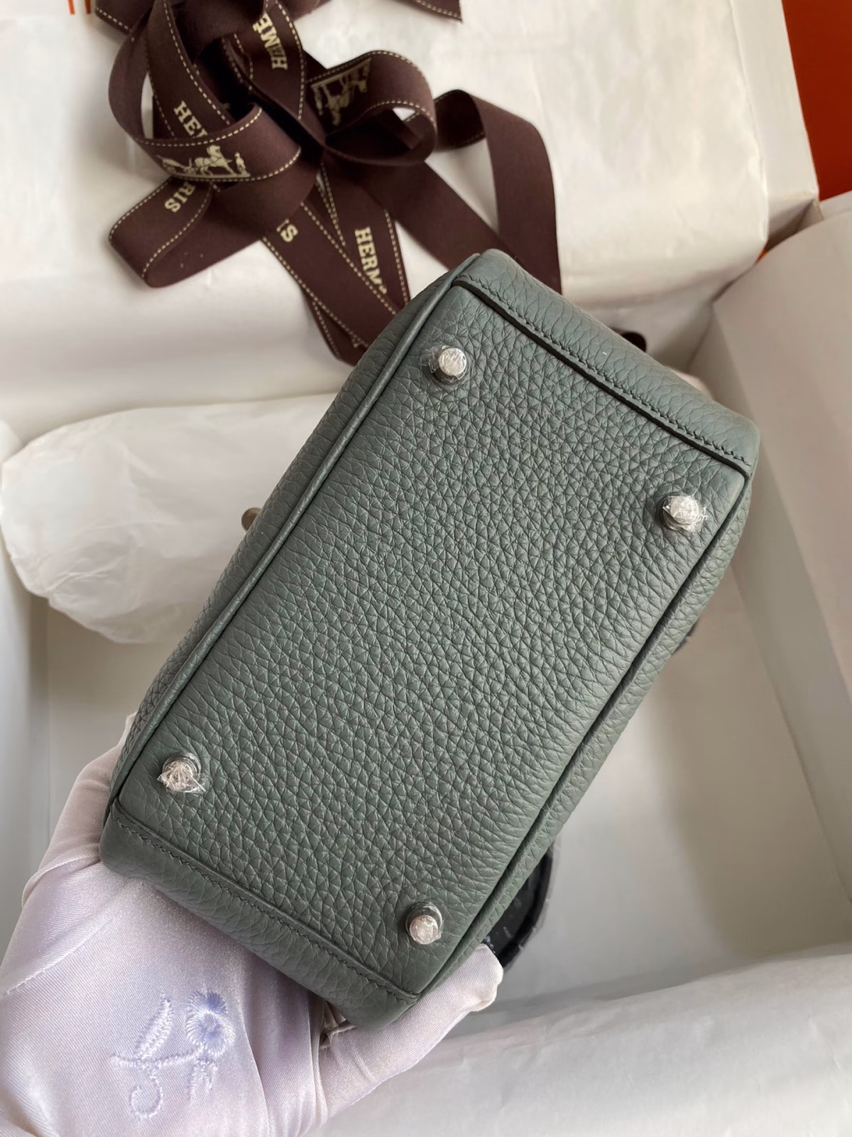 Hermes Mini Lindy Handmade Bag In Vert Amande Clemence Leather - Image 8