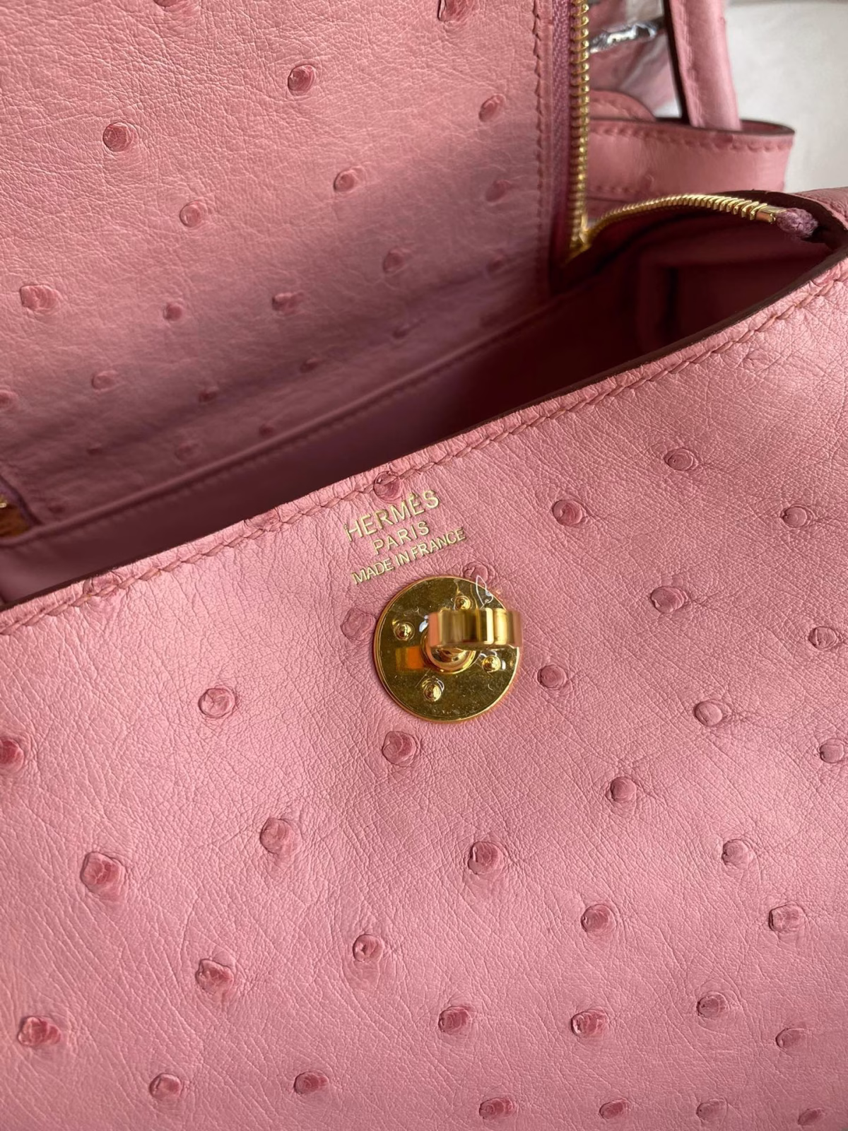 Hermes Mini Lindy Handmade Bag In Rose Sakura Ostrich Leather - Image 5