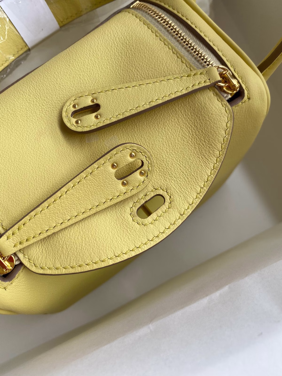 Hermes Mini Lindy Handmade Bag In Jaune Poussin Swift Leather - Image 8
