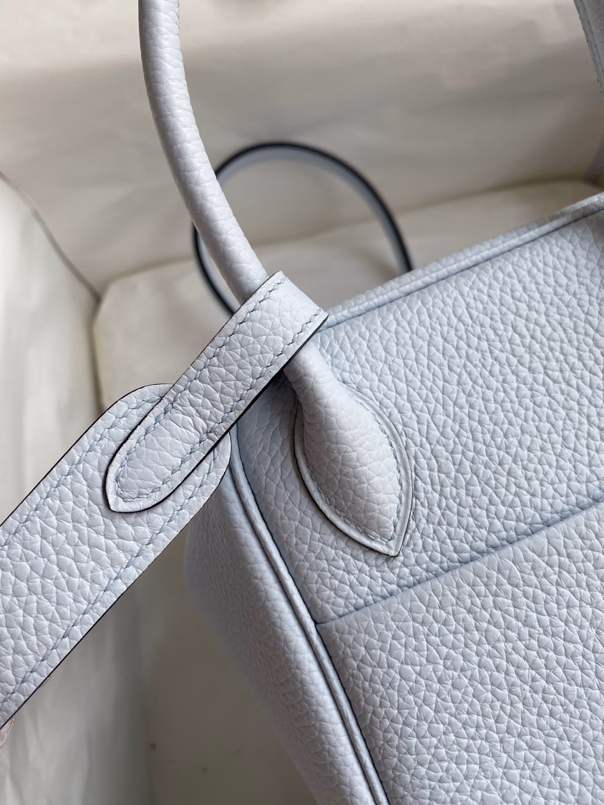 Hermes Lindy 26 Handmade Bag In Blue Brume Clemence Leather - Image 7