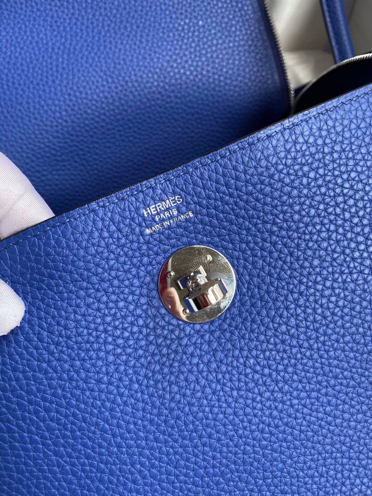 Hermes Lindy 26 Handmade Bag In Blue Electric Clemence Leather - Image 4