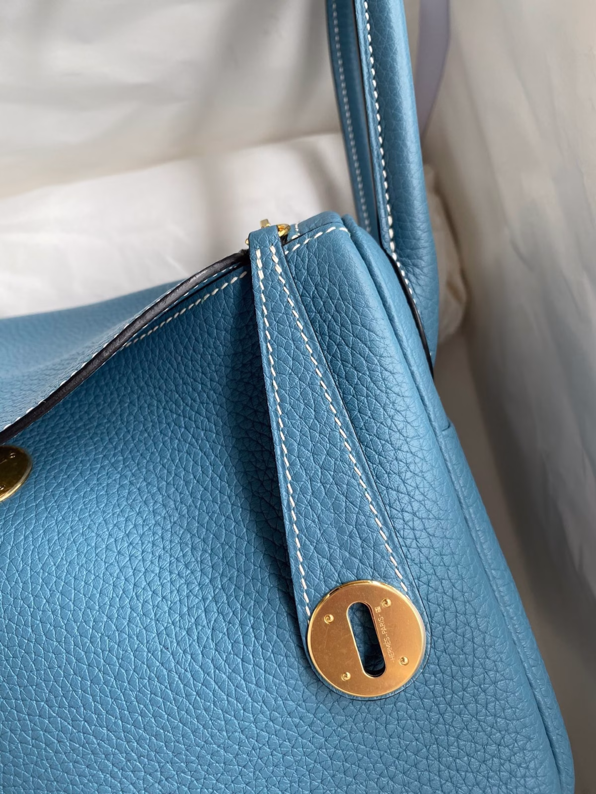 Hermes Lindy 26 Handmade Bag In Blue Jean Clemence Leather - Image 4
