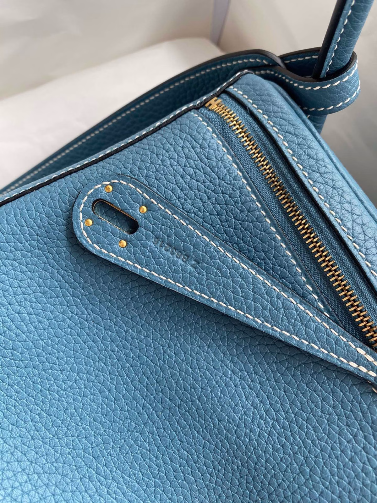 Hermes Lindy 26 Handmade Bag In Blue Jean Clemence Leather - Image 3