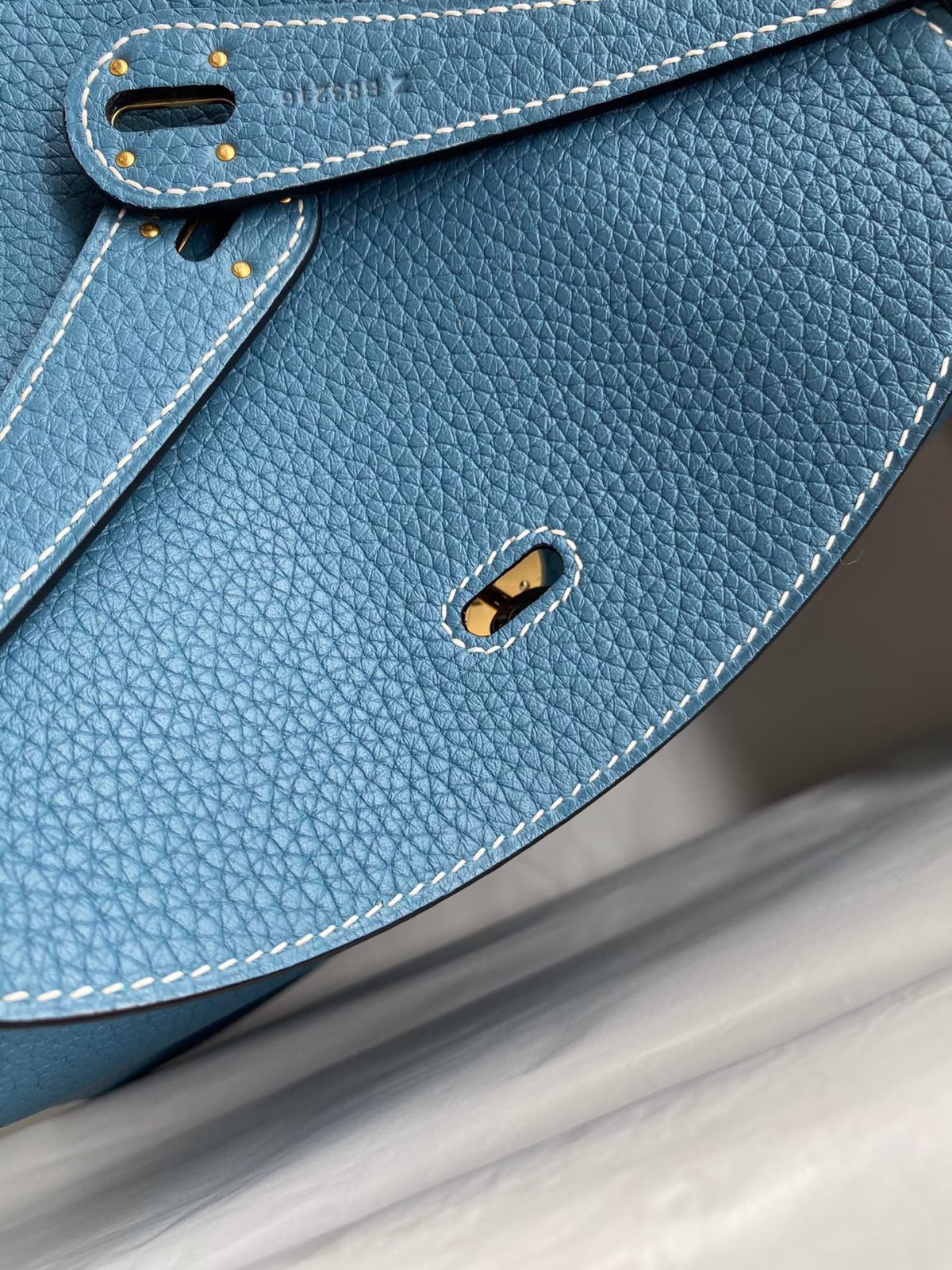 Hermes Lindy 26 Handmade Bag In Blue Jean Clemence Leather - Image 9