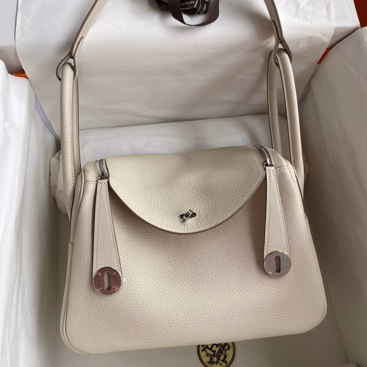Hermes Lindy 26 Handmade Bag In Craie Clemence Leather - Image 1