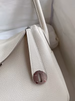 Hermes Lindy 26 Handmade Bag In Craie Clemence Leather - Image 6