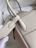 Hermes Lindy 26 Handmade Bag In Craie Clemence Leather - Image 3