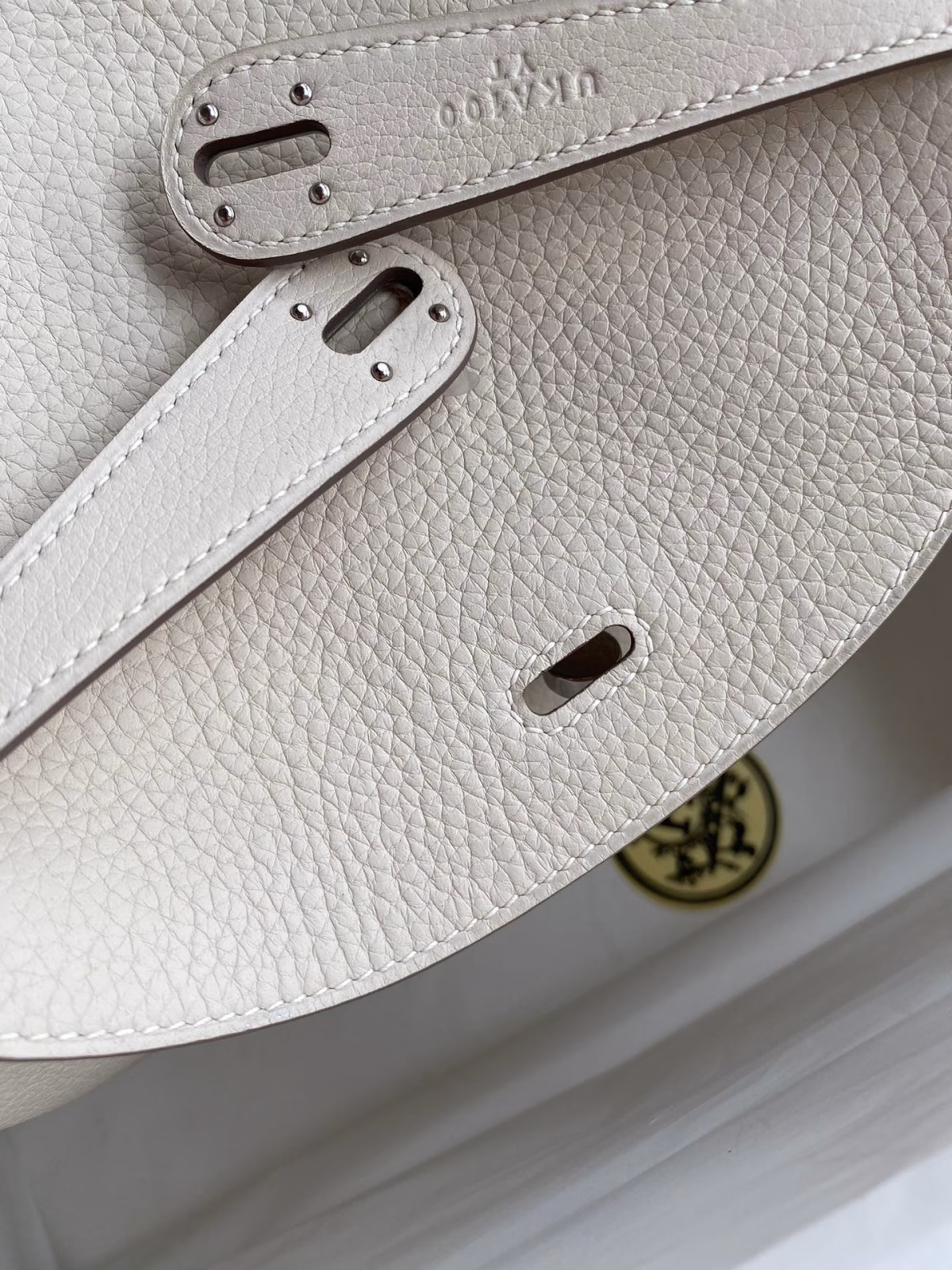 Hermes Lindy 26 Handmade Bag In Craie Clemence Leather - Image 7