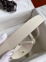 Hermes Lindy 26 Handmade Bag In Craie Clemence Leather - Image 9