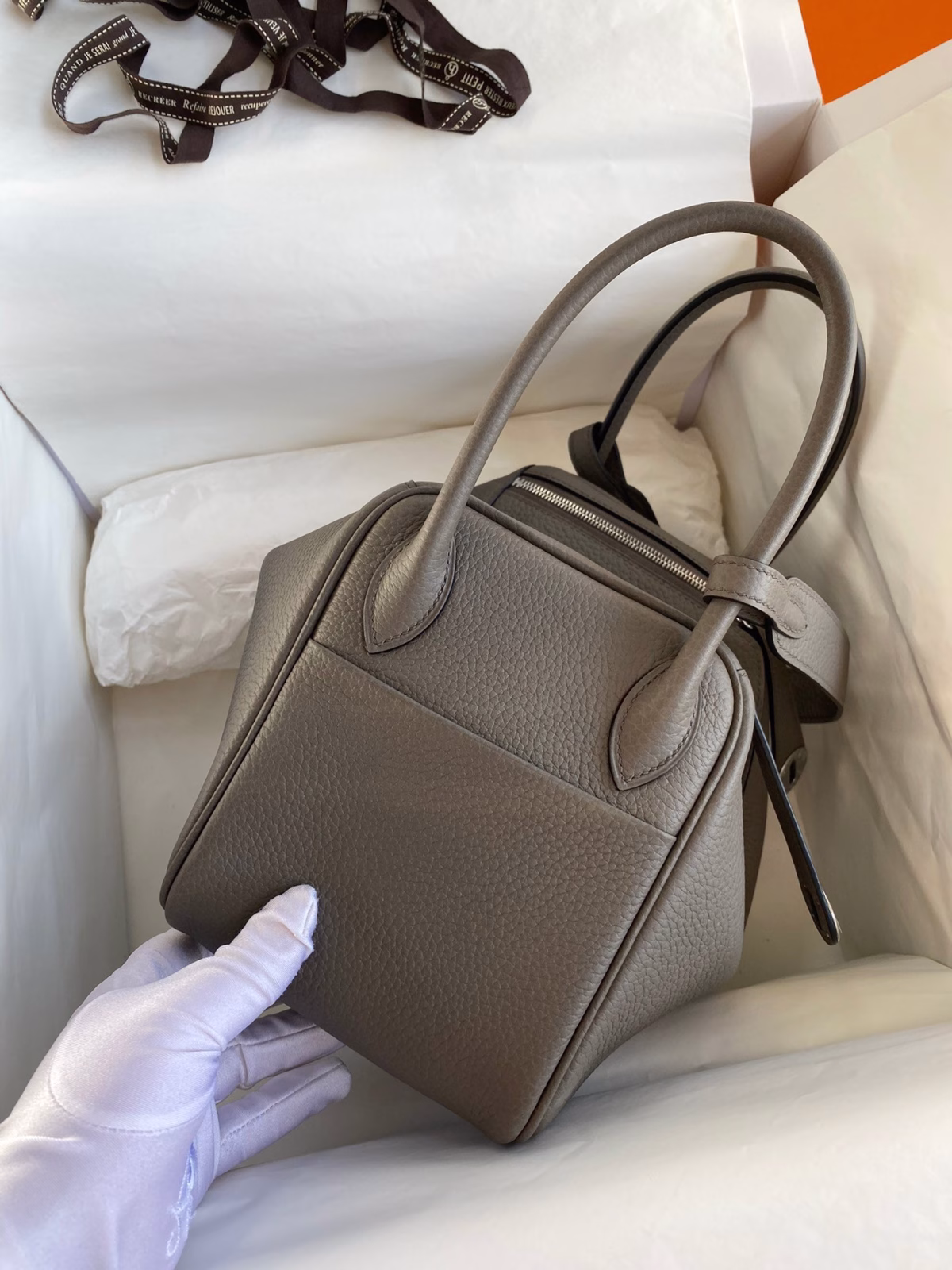 Hermes Lindy 26 Handmade Bag In Etain Clemence Leather - Image 7