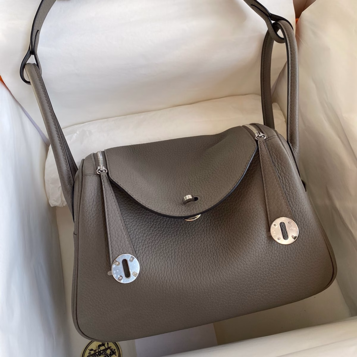 Hermes Lindy 26 Handmade Bag In Etain Clemence Leather - Image 1
