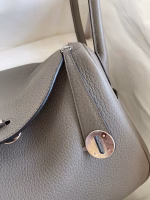 Hermes Lindy 26 Handmade Bag In Etain Clemence Leather - Image 3