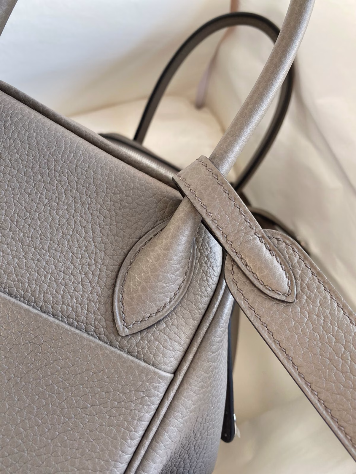 Hermes Lindy 26 Handmade Bag In Etain Clemence Leather - Image 2