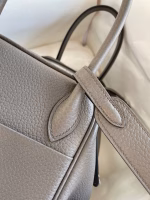 Hermes Lindy 26 Handmade Bag In Etain Clemence Leather - Image 2