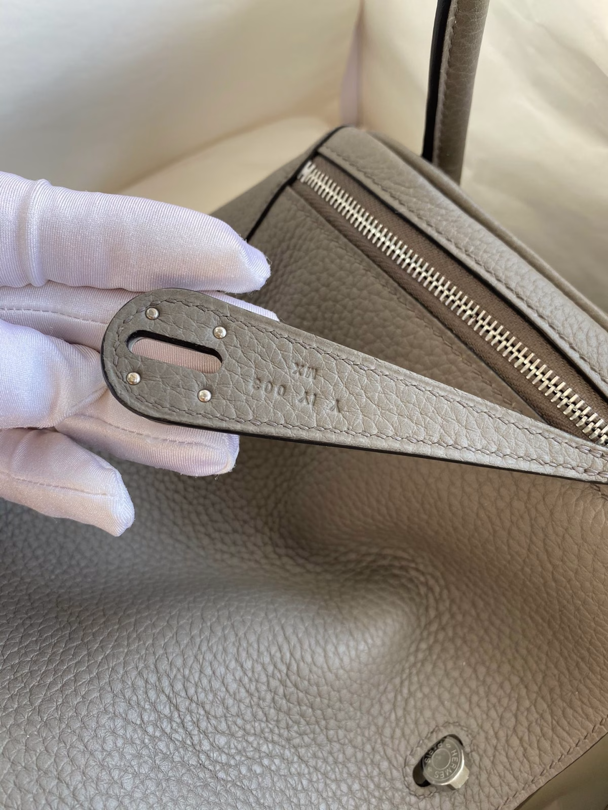 Hermes Lindy 26 Handmade Bag In Etain Clemence Leather - Image 8