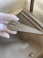 Hermes Lindy 26 Handmade Bag In Etain Clemence Leather - Image 8