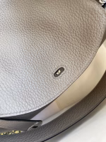 Hermes Lindy 26 Handmade Bag In Etain Clemence Leather - Image 4