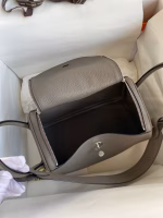Hermes Lindy 26 Handmade Bag In Etain Clemence Leather - Image 5