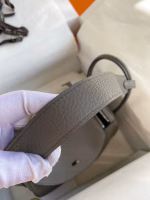 Hermes Lindy 26 Handmade Bag In Etain Clemence Leather - Image 9